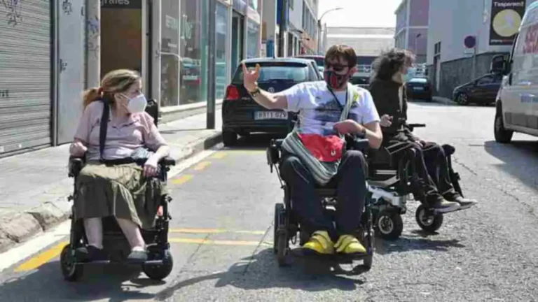 Tres. Personas con diversidad funcional en la ciudad de Mataró.