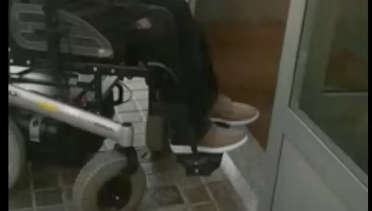 Grada al edificio de viviendas para personas con movilidad reducida