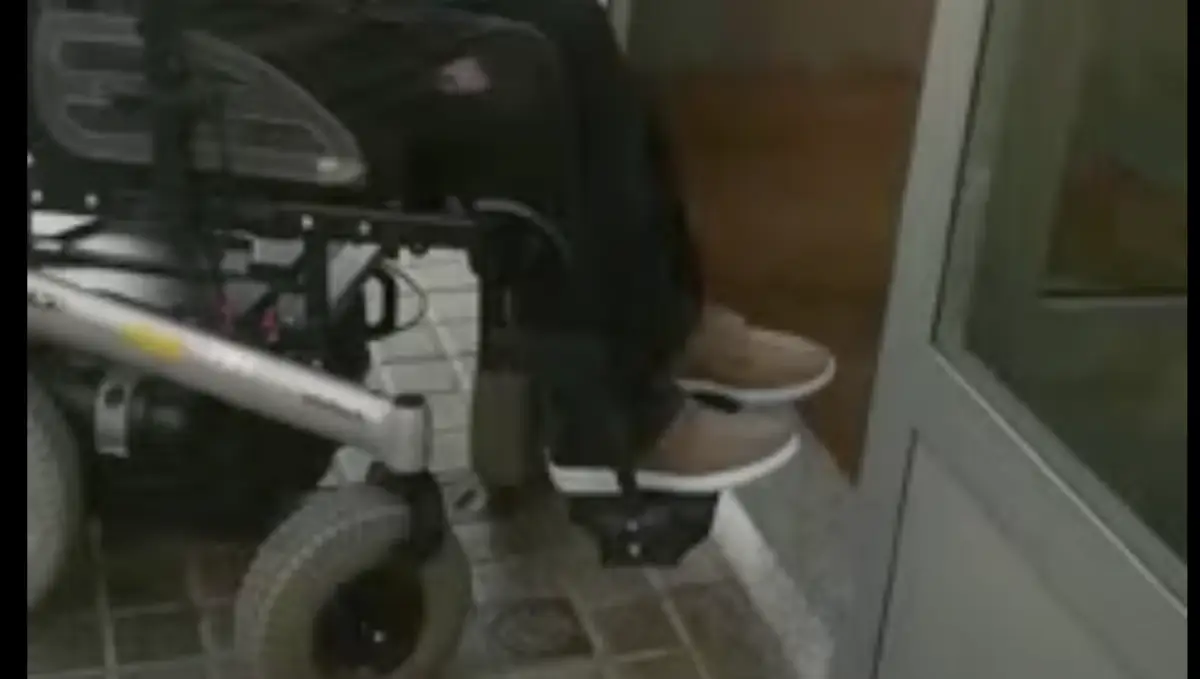 Grada al edificio de viviendas para personas con movilidad reducida