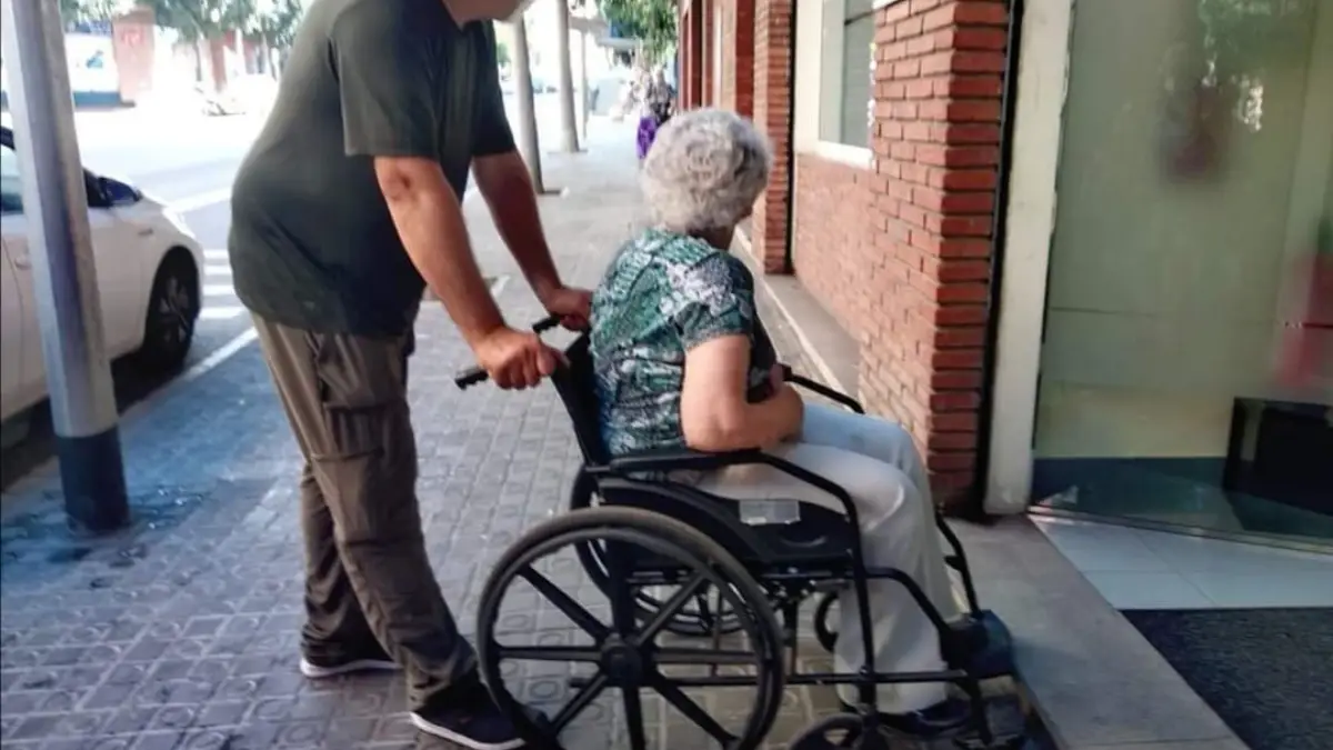 Persona con movilidad reducida ante un escalón